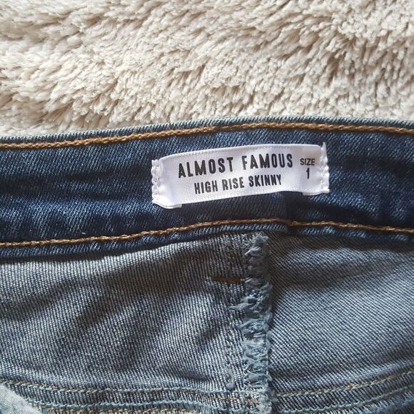 Almost Famous Hi Rise Distressed Skinny Jeans Sz 1 - Picture 3 of 8